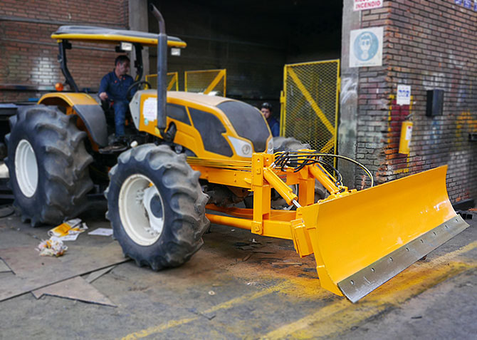 cuchilla frontal sobre tractor valtra