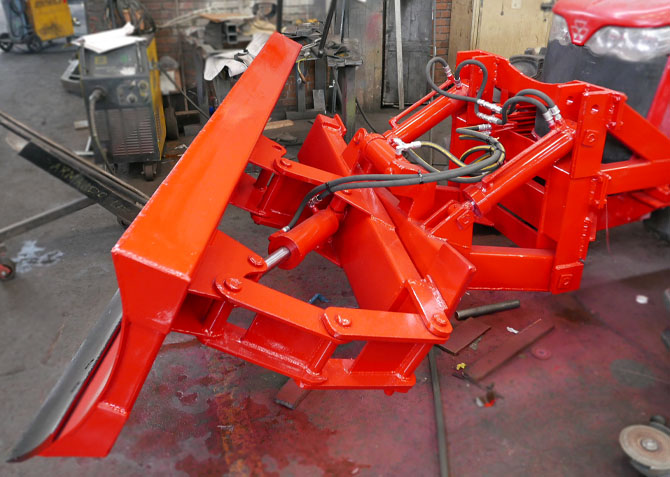 cuchilla niveladora sobre tractor massey ferguson