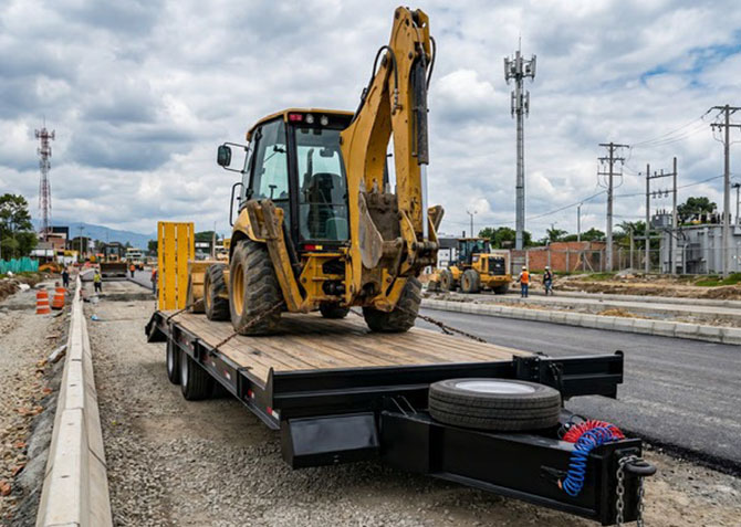 Remolque cama baja con capacidad maxima de 14 toneladas y rampas traseras, ideal para transporte de maquinaria en Colombia.