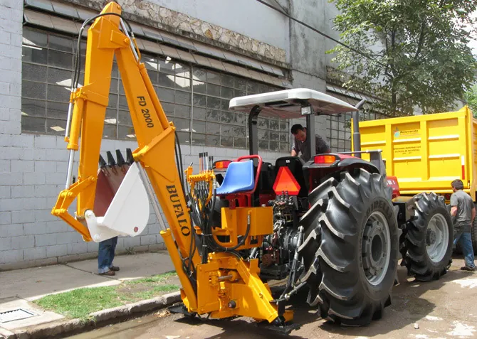 Pajarita excavando zanja con tractor