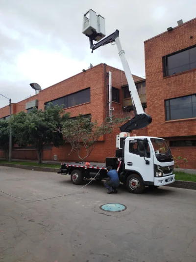 Grúa canasta en mantenimiento urbano