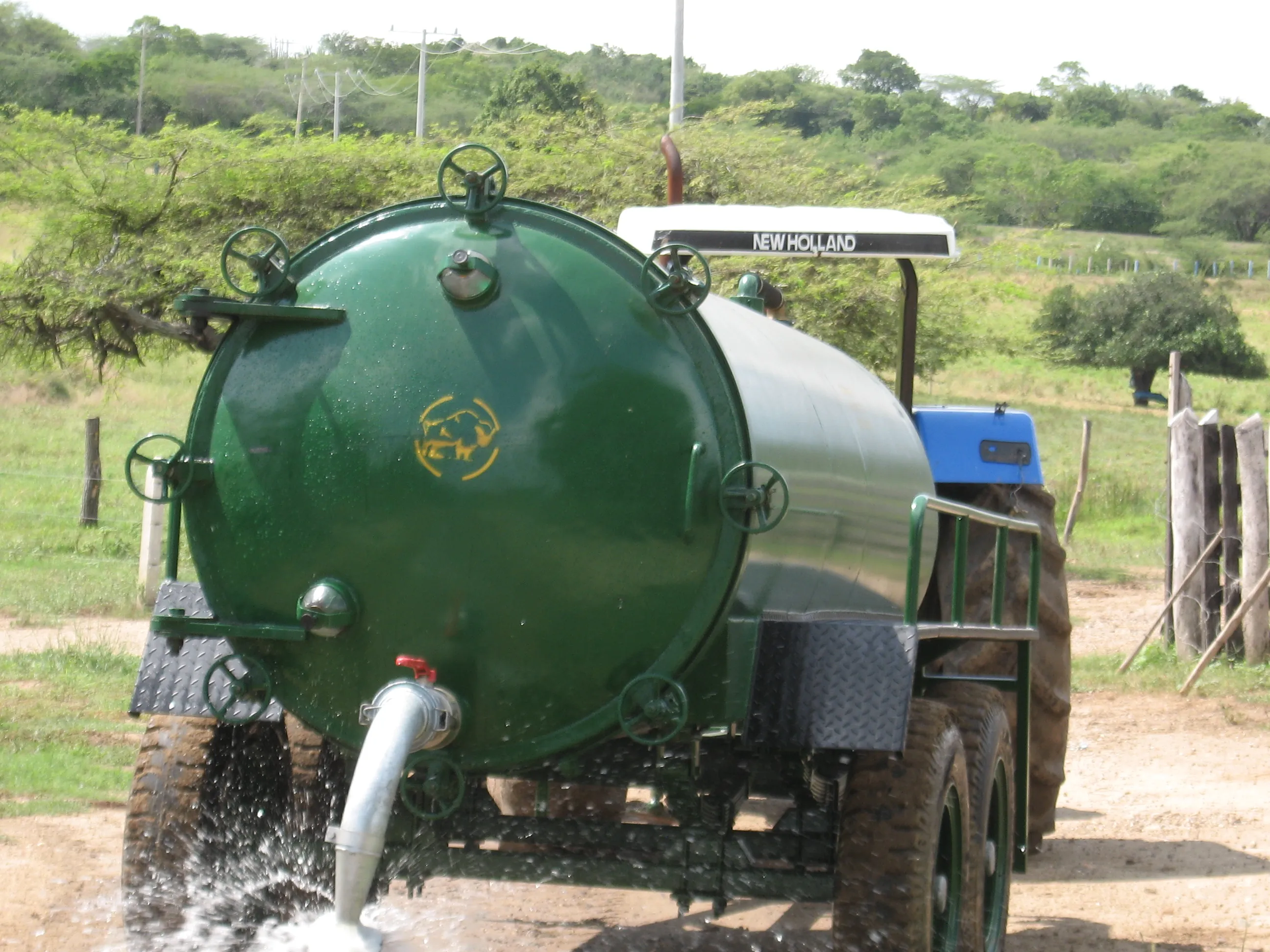 Tanque estercolero en finca ganadera